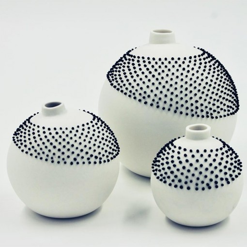 Vase rond en porcelaine perles noires